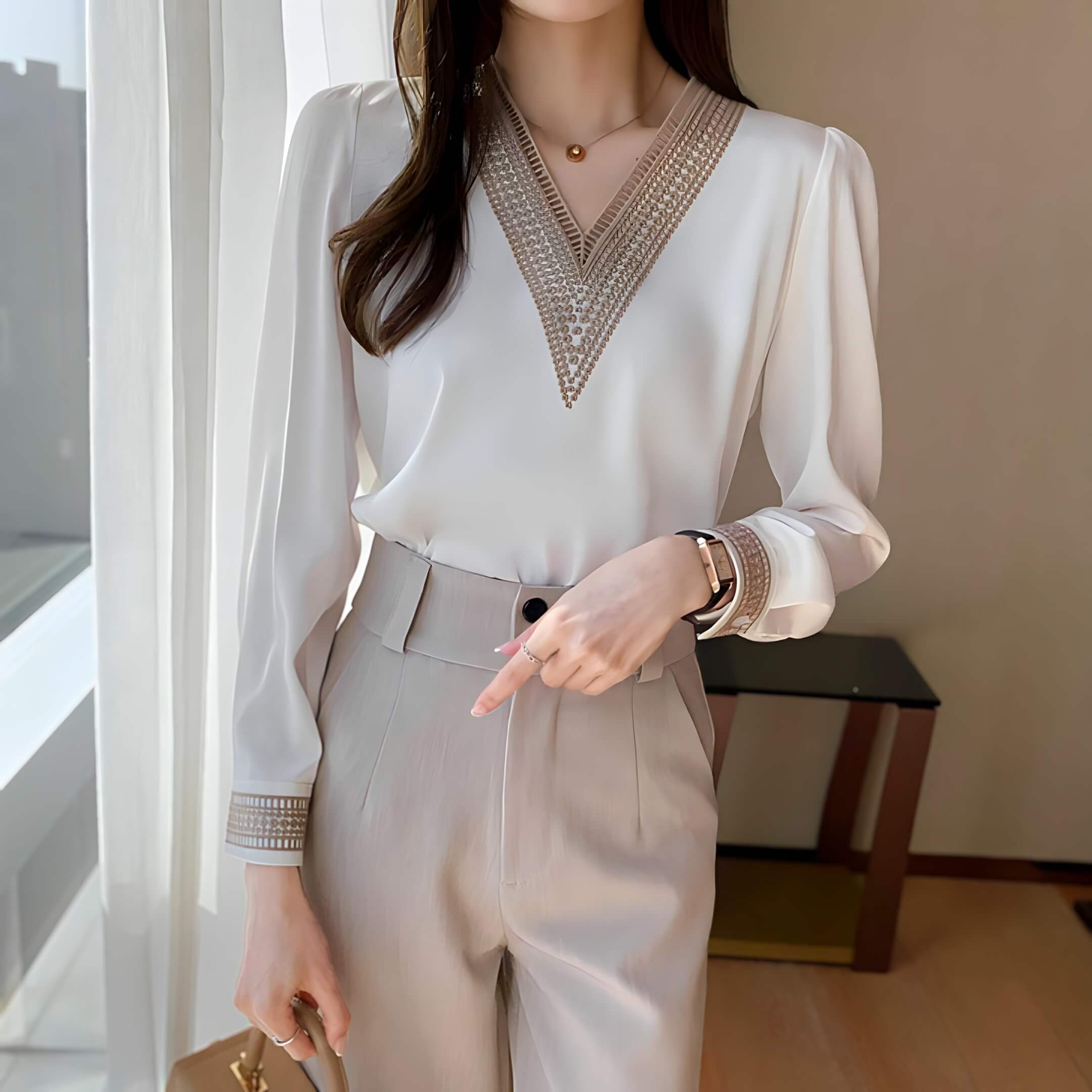 Blusa Decote V com Bordado Perfecta