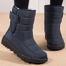Bota Confortável Peluciada com Fechamento em Velcro