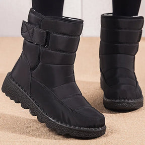 Bota Confortável Peluciada com Fechamento em Velcro